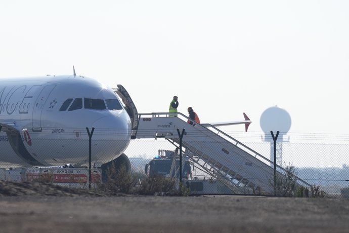 Avión de Turkish Airlines en el que se ha detectado una "amenaza de bomba", en el Aeropuerto Josep Tarradellas Barcelona-El Prat, a 15 de enero de 2026, en Barcelona, Catalunya (España).