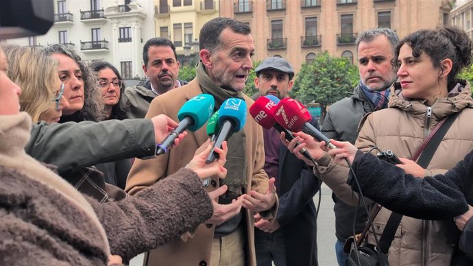 El coordinador federal de IU y candidato de Por Andalucía a la Presidencia de la Junta, Antonio Maíllo, este jueves en declaraciones a los medios en Córdoba.