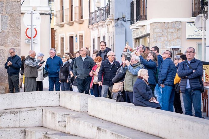 Archivo - Turistas en el entorno del Templo de Diana de Mérida.