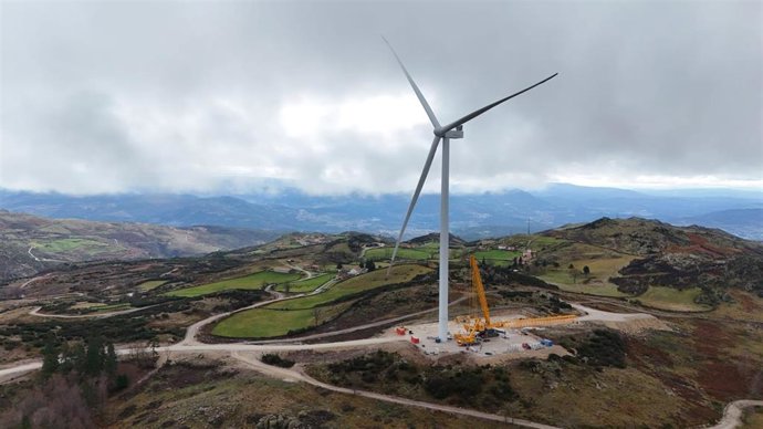Primer aerogenerador del complejo hidroeléctrico de almacenamiento por bombeo del Tâmega, en el norte de Portugal.