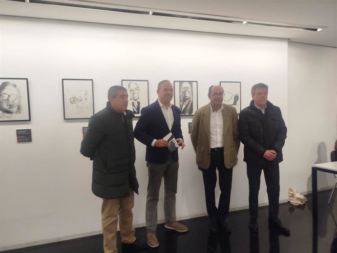 Víctor Alonso, junto a Aurelio Fernández y Manuel Llorente en la exposición 'Umbral trazo a trazo' en la Sala de Exposiciones del Teatro Zorrilla.