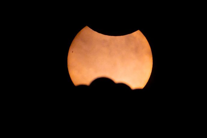 Archivo - Arquivo - Eclipse parcial do sol visto da Basílica da Sagrada Família, em 29 de março de 2025, em Barcelona, Catalunha (Espanha). Durante a manhã deste sábado, foi possível observar da Espanha um eclipse parcial do Sol. Este fenômeno, que 