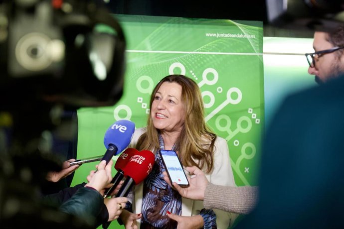 La consejera de Desarrollo Educativo y Formación Profesional de la Junta de Andalucía, María del Carmen Castillo, atiende a los medios antes de intervenir en la jornada 'Andalucía Innova: la FP que impulsa el futuro'.