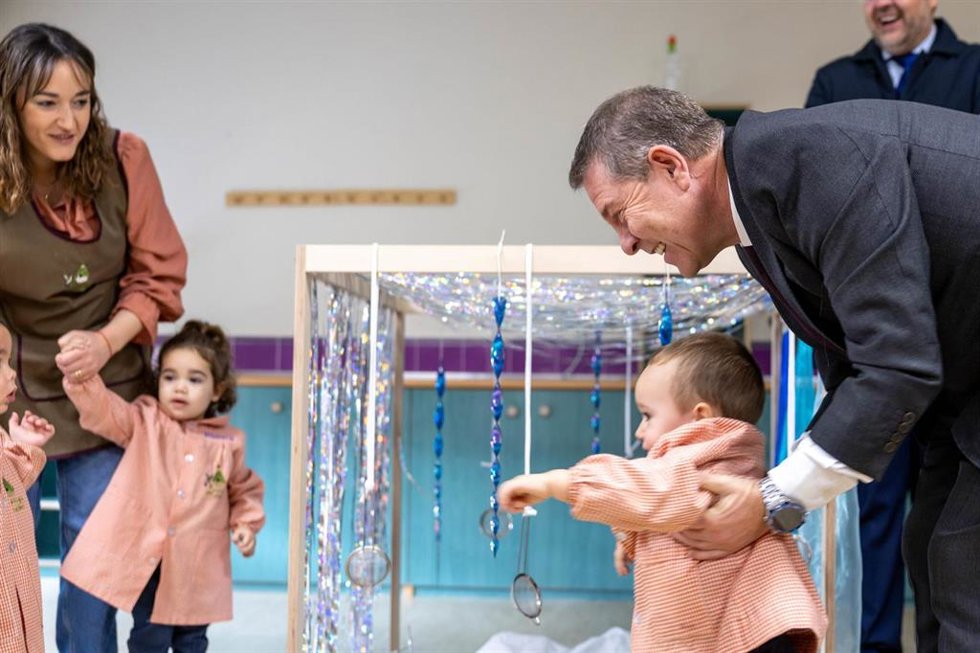 El presidente autonómico, Emiliano García-Page, inaugura la ampliación de la Escuela Infantil Los Cotos de Cobisa.