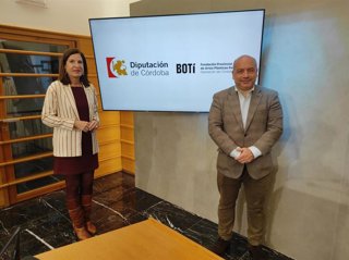 El delegado de Cultura en la Diputación y presidente de la Fundación Provincial de Artes Plásticas Rafael Botí, Gabriel Duque, junto a la gerente de la fundación.