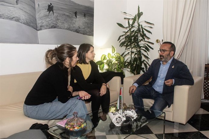 El presidente de la Diputación de Cáceres, Miguel Ángel Morales, ha mantenido una reunión con la vicerrectora de la Universidad de Extremadura (UEx), Rocío Blas, y la directora de la Oficina de Cooperación y Acción Solidaria de la UEx, Silvia Román