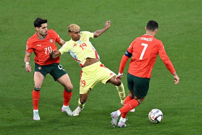 Archivo - 08 June 2025, Bavaria, Munich: Portugal's Cristiano Ronaldo (R) and Spain's Lamine Yamal (C) battle for the ball during the UEFA Nations League final soccer match between Portugal and Spain at the Allianz Arena. Photo: Sven Hoppe/dpa