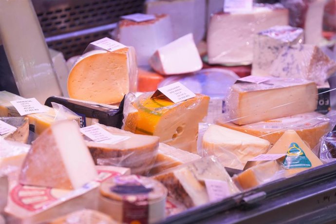 Archivo - Interior del Mercado de l'Estrella en Barcelona