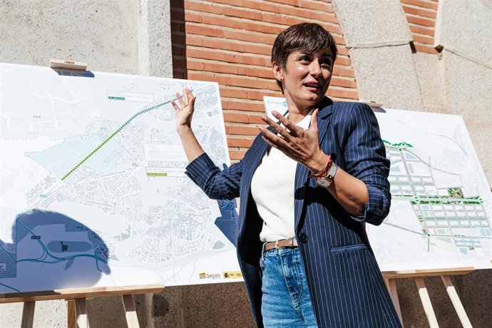 Archivo - La ministra de Vivienda y Agenda Urbana, Isabel Rodríguez, observa los planos durante su visita a las viviendas de los terrenos de Campamento