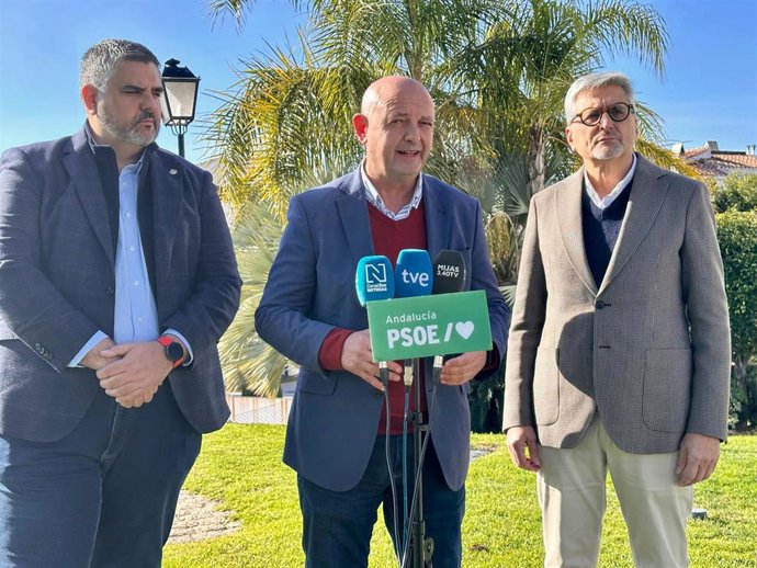 El secretario de Organización del PSOE-A, Francisco Rodríguez, atiende a los medios en Mijas (Málaga).