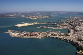 Archivo - Vista aérea del Puerto de Cádiz.