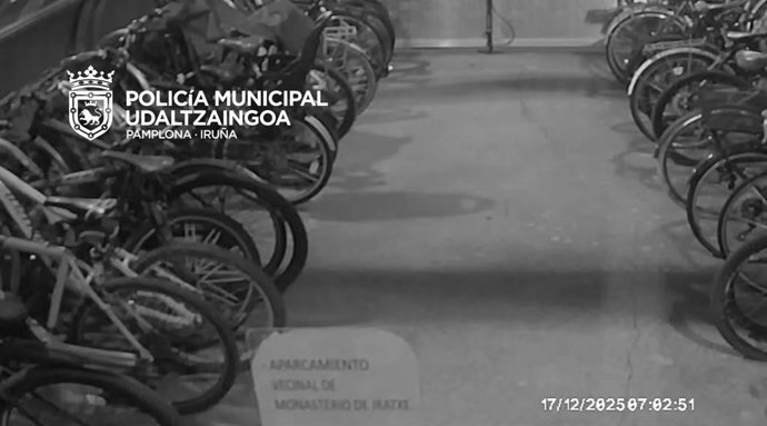 Imagen de las cámaras de seguridad del aparcamiento de bicicletas donde se cometió el robo.