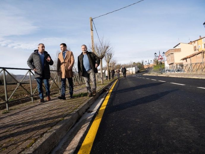 El consejero de Política Local, Infraestructuras y Lucha contra la Despoblación, Daniel Osés, visita el resultado de las obras de mejora de la carretera LR-327
