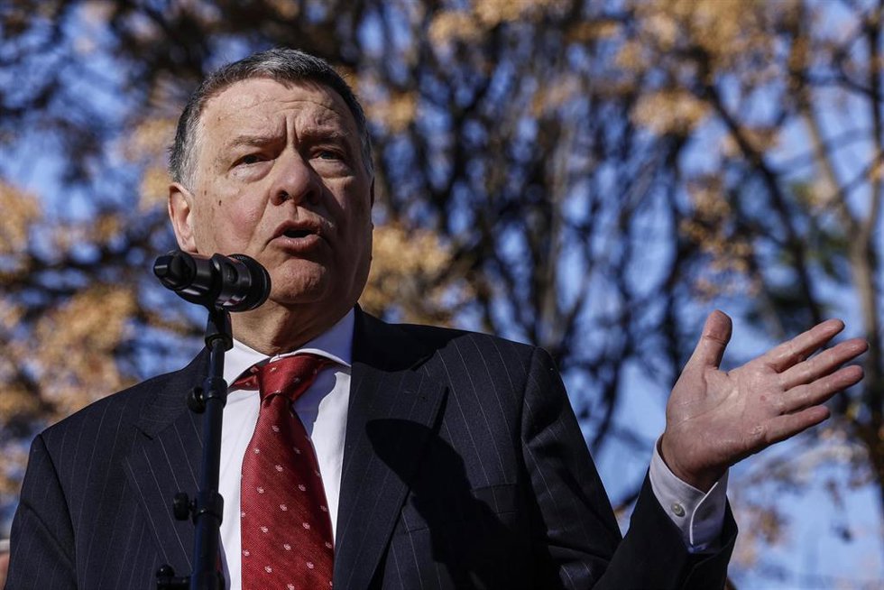 El exministro, Jordi Sevilla, durante el acto homenaje con motivo del XXXIV aniversario del asesinato del profesor Manuel Broseta, en el Monolito en el Parterre del profesor Manuel Broseta, a 15 de enero de 2026, en Valencia, Comunidad Valenciana (Españ
