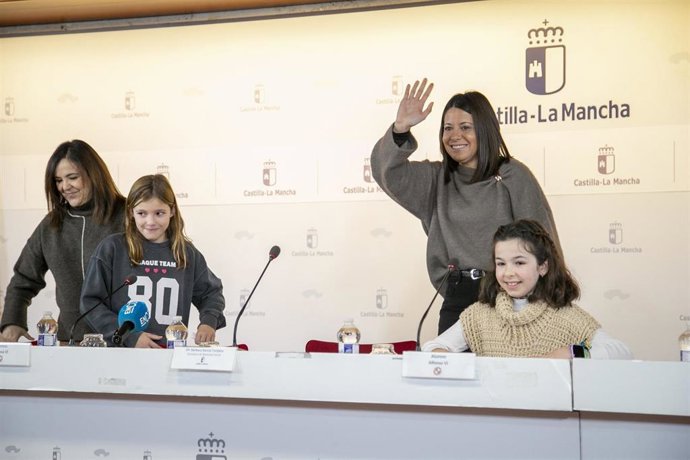 La consejera de Bienestar Social, Bárbara García Torijano, ha participado en un acto informativo con alumnos y alumnas del CEIP ‘Alfonso VI’, que ha tenido lugar en el salón de actos de la Consejería de Bienestar Social.