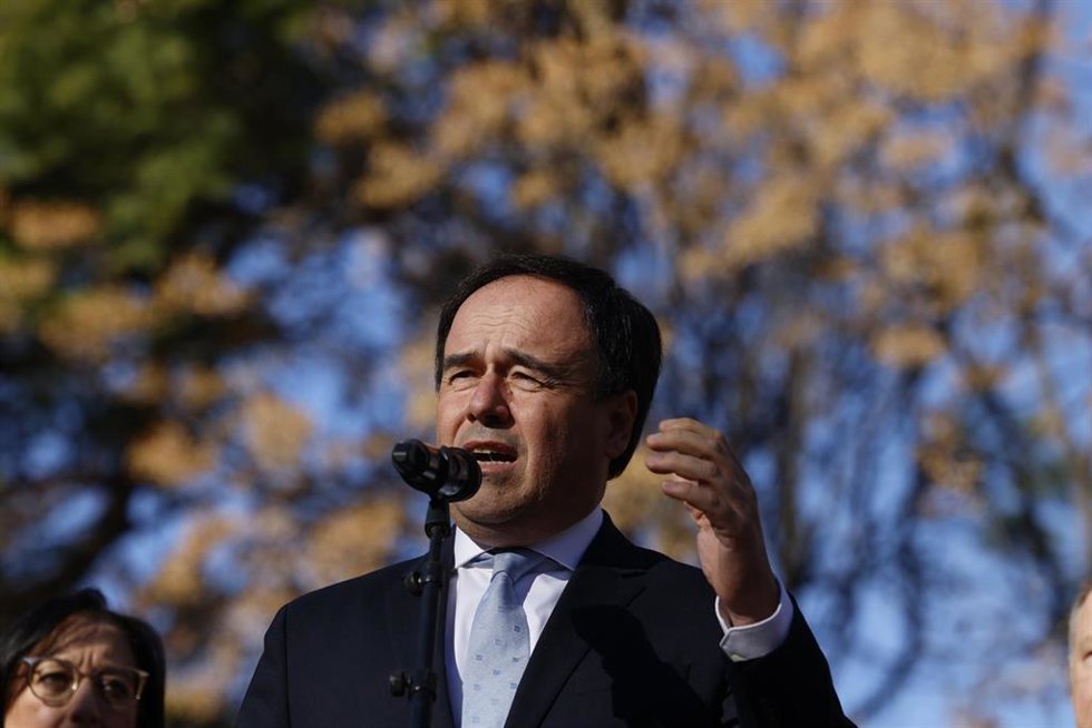 El president de la Generalitat, Juanfran Pérez Llorca, durante el acto homenaje con motivo del XXXIV aniversario del asesinato del profesor Manuel Broseta, en el Monolito en el Parterre del profesor Manuel Broseta, a 15 de enero de 2026, en Valencia, Co