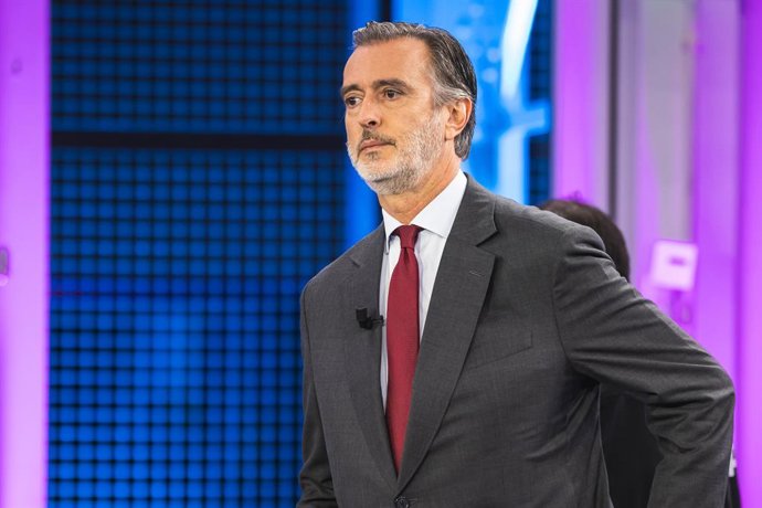 6 de janeiro de 2026, Lisboa, Portugal: João Cotrim Figueiredo está no estúdio antes do início do debate dos onze candidatos à Presidência da República na RTP. A campanha presidencial decorre de 4 a 14 de janeiro e as eleições serão realizadas em Porto.