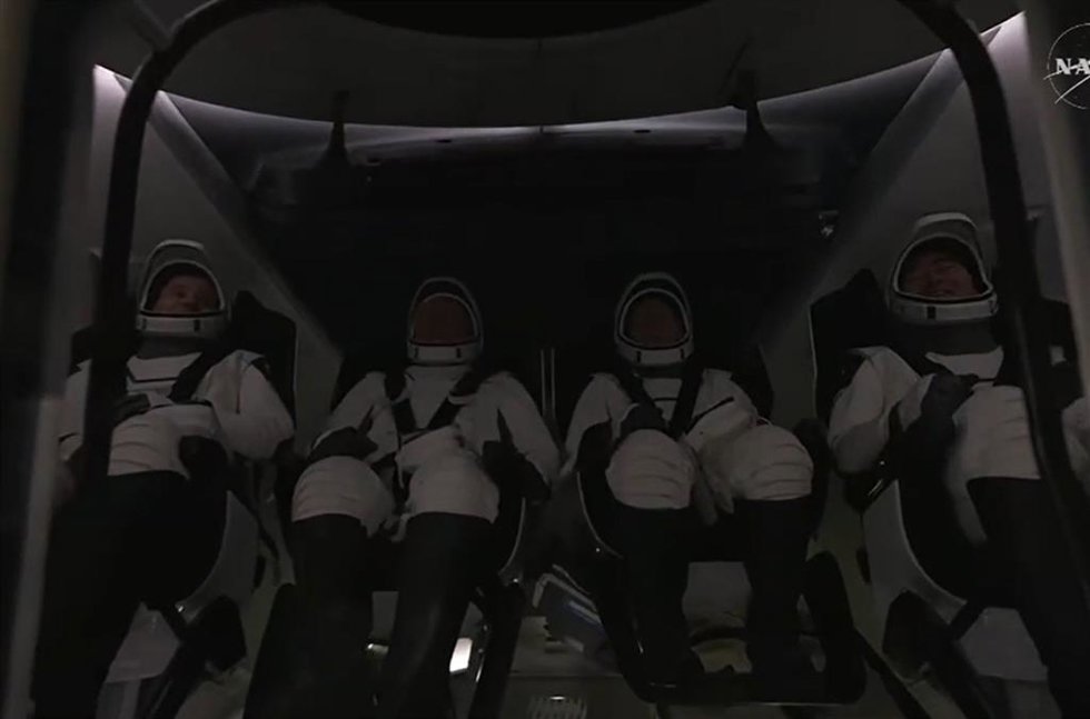 Ameriza cerca de San Diego (California) la tripulación que ha vuelto de la EEI por un problema de salud de un astronauta