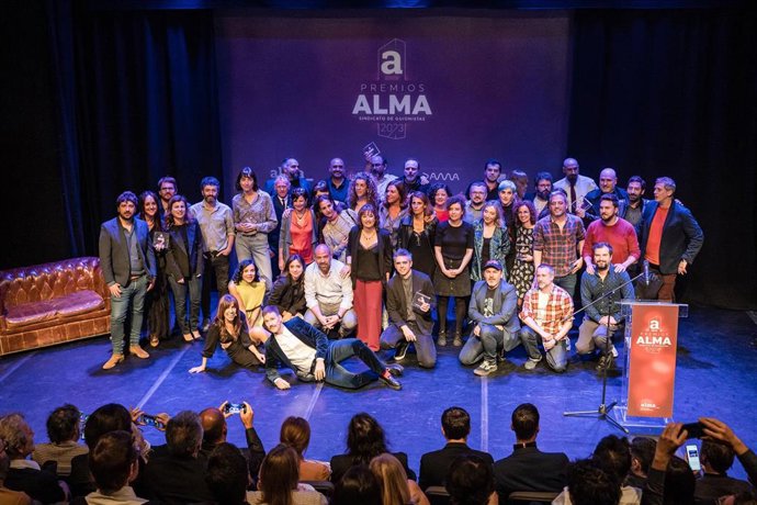 Archivo - Todos los premiados durante la gala de premios del Sindicato de Guionistas ALMA, en Teatros Luchana, a 23 de marzo de 2023, en Madrid (España). El Sindicato de Guionistas ALMA premia en su sexta edición a los mejores creadores de la industria au