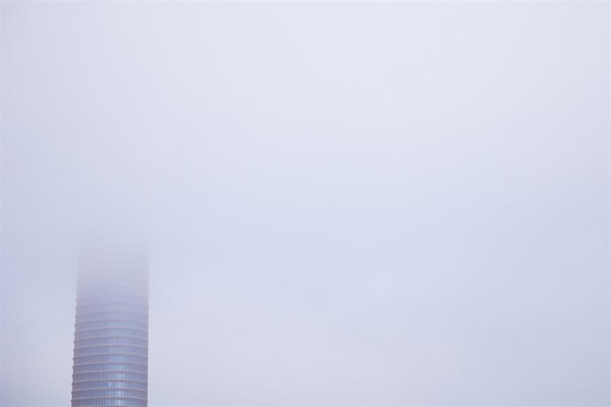 Archivo - Aena desvía cinco vuelos destino Sevilla a Málaga y Jerez de la Frontera por la niebla.