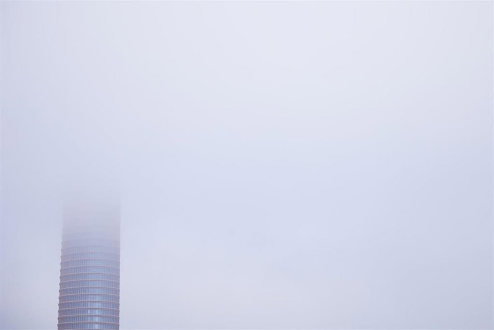 Archivo - Aena desvía cinco vuelos destino Sevilla a Málaga y Jerez de la Frontera por la niebla.