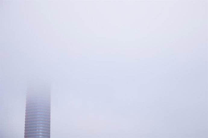 Archivo - La densa neblina instalada en Sevilla hace que no pueda verse gran parte de TorreSevilla, a 13 de marzo de 2023, en Sevilla (Andalucía, España). Dos vuelos ha sido cancelado y un total de cinco vuelos se han visto desviados en los aeropuertos de