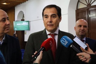 El consejero de Justicia, Administración Local y Función Pública, José Antonio Nieto, atiende a los medios en Huércal-Overa (Almería).
