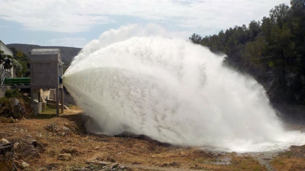 Liberación de agua desde la presa de Foix