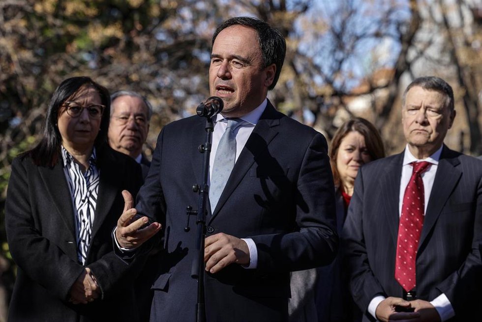 El president de la Generalitat, Juanfran Pérez Llorca, el exministro, Jordi Sevilla, y la alcaldesa, María José Catalá, durante el acto homenaje con motivo del XXXIV aniversario del asesinato del profesor Manuel Broseta, en el Monolito en el Parterre de