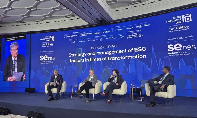 Celebración de la mesa redonda 'Estrategia y gestión de los factores ESG en tiempos de transformación', moderada por presidente de Fundación SERES, Fernando Ruiz, en el Spain Investors Day