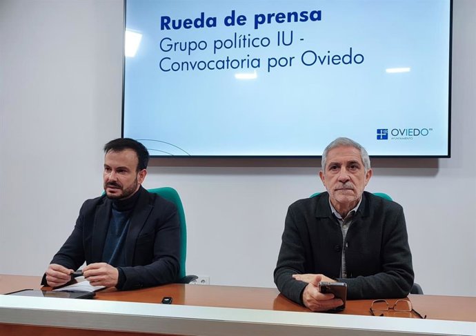 El director general de Vivienda de Asturias, Daniel Sánchez, y el portavoz de IU-Convocatoria por Oviedo, Gaspar Llamazares, en rueda de prensa.