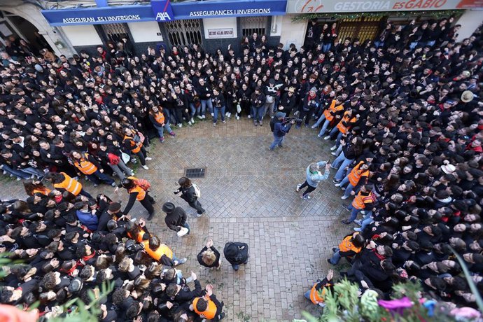 Archivo - Cientos de personas durante el baile de los ‘dimonis’, a 16 de enero de 2025, en Manacor.
