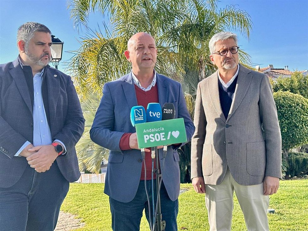 El secretario de Organización del PSOE andaluz, Francisco Rodríguez, en el centro de la imagen, este jueves en declaraciones a los medios en Mijas (Málaga).