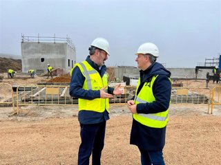 El delegado del Gobierno andaluz, Adolfo Molina (izda.), y el delegado territorial de Agricultura, Pesca, Agua y Desarrollo Rural, Francisco Acosta, visitan la EDAR de La Carlota.