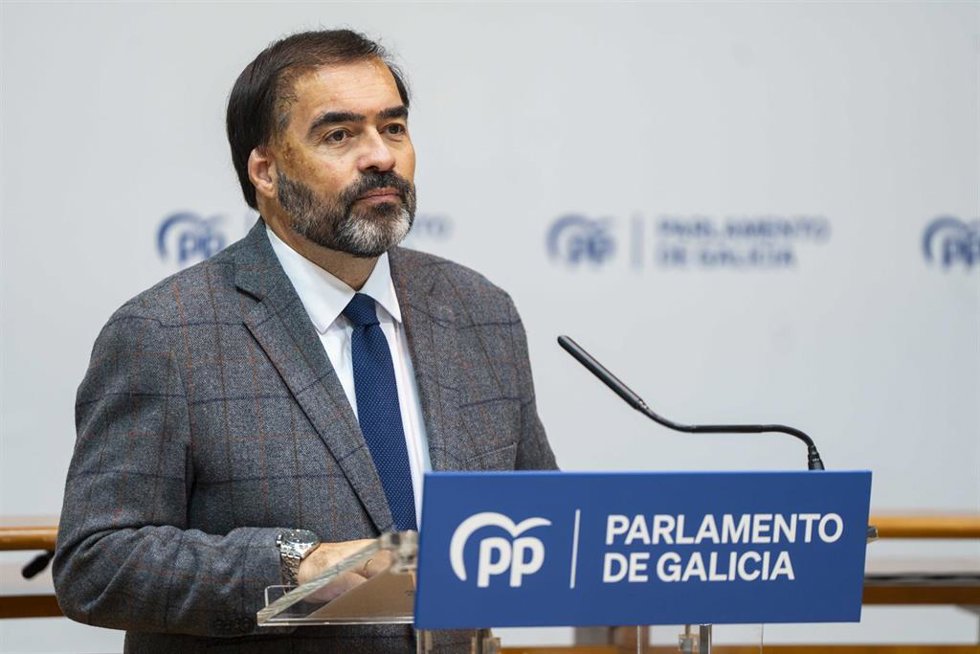 Archivo - El portavoz del PPdeG en el Parlamento, Alberto Pazos Couñago, en sala de prensa en la Cámara gallega.