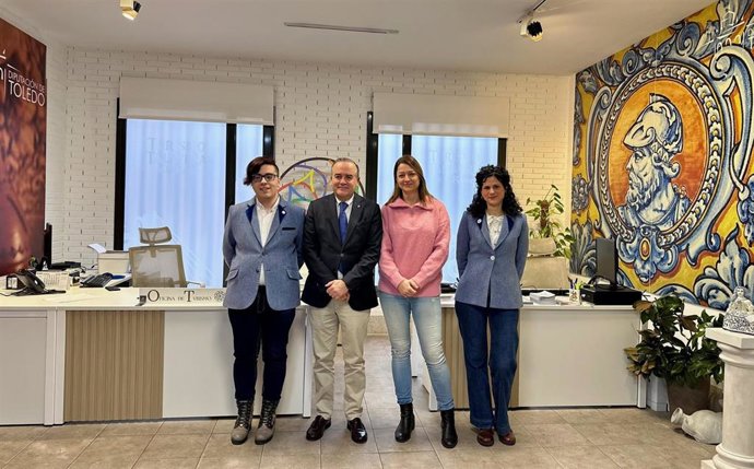 El alcalde, José Julián Gregorio, junto con la concejal de Turismo, Gelen Delgado, dan a conocer la presencia de Talavera en Fitur.