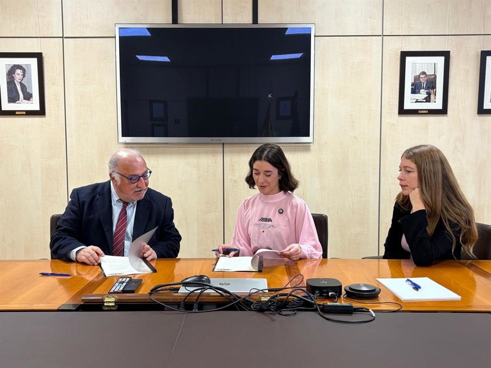 El director general de Tráfico, Pere Navarro, y la consejera delegada y cofundadora de Tribbu, Paloma Martín, han firmado este jueves un convenio de colaboración.