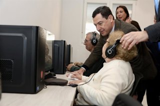 El presidente de la Junta de Andalucía, Juanma Moreno, visita las instalaciones del centro de día de Párkinson Bahía de Cádiz, situado en San Fernando 