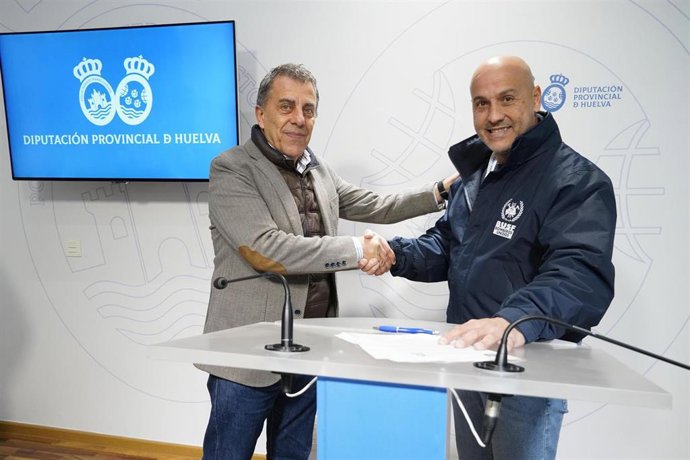 El  presidente del Consorcio Provincial contra Incendios y Salvamento de Huelva, José María Pérez, y el presindete de Bomberos Unidos sin Fronteras de Huelva (BUSF), Antonio Nogales.