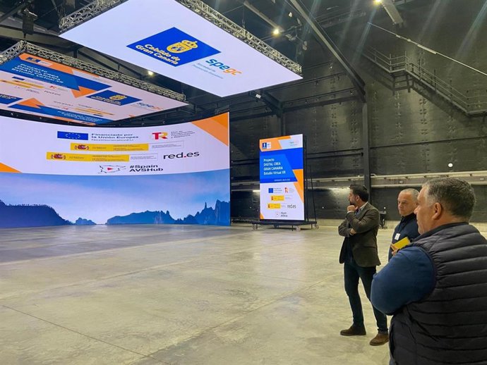 El delegado de la Zona Franca de Cádiz, Fran González, visitando el edificio Incube, promovido por la Sociedad de Promoción Económica de Gran Canaria.