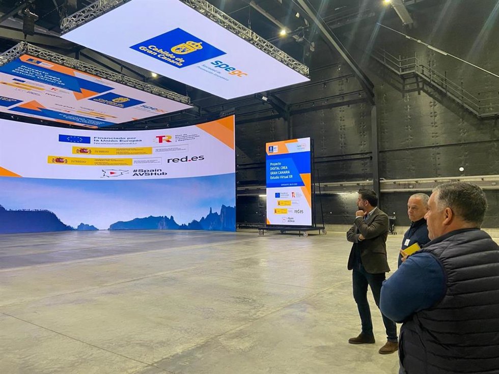 El delegado de la Zona Franca de Cádiz, Fran González, visitando el edificio Incube, promovido por la Sociedad de Promoción Económica de Gran Canaria.