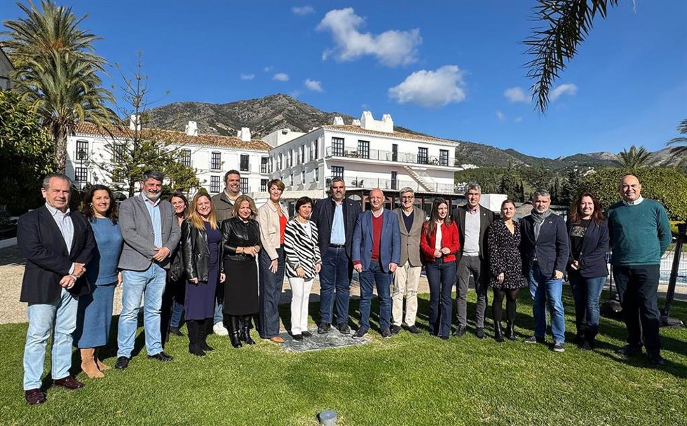 El secretario de Organización del PSOE-A, Francisco Rodríguez, el secretario general del PSOE de Málaga, Josele Aguilar y el secretario general del PSOE de Mijas, Josele González, en Mijas para en reunión con responsables socialistas de Costa del Sol