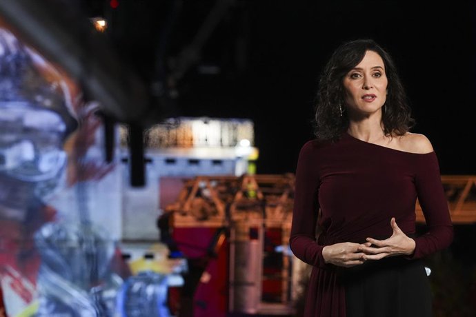 A presidente da Comunidade de Madrid, Isabel Díaz Ayuso, em seu discurso de fim de ano no quartel dos bombeiros de Alcalá de Henares.