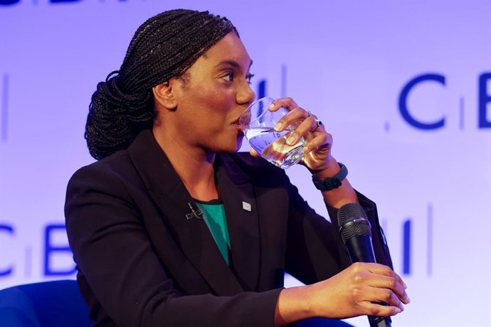Archivo - November 24, 2025, London, United Kingdom: Kemi Badenoch, leader of the Conservative Party drinks water as she speaks at the annual CBI (Confederation of British Industry) conference held at Queen Elizabeth II Centre ahead of the Budget.