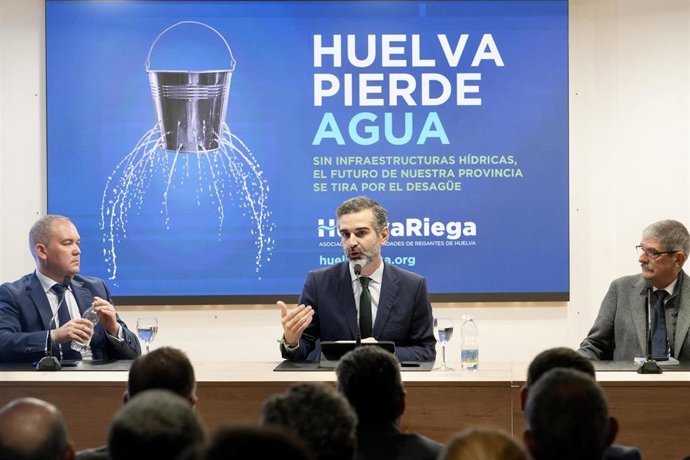 El consejero de Agricultura, Pesca, Agua y Desarrollo Rural de la Junta de Andalucía, Ramón Fernández-Pacheco, en el desayuno informativo organizado por la Asociación de Comunidades de Regantes Huelva Riega. 