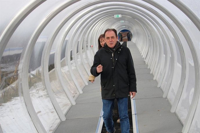 El presidente de la Diputación de Soria visita la nueva pista de remonte del punto de nieve de Santa Inés.