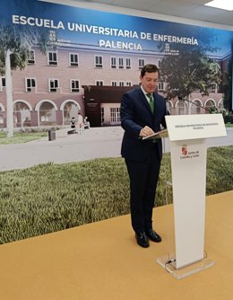 Alfonso Fernández Mañueco en la Escuela de Enfermería de Palencia.
