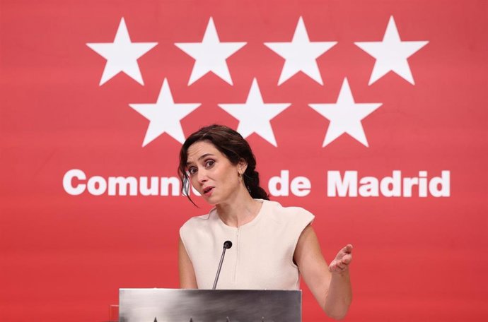 Archivo - La presidenta de la Comunidad de Madrid, Isabel Díaz Ayuso, comparece ante los medios de comunicación, a 21 de noviembre de 2025, en Madrid (España). 
