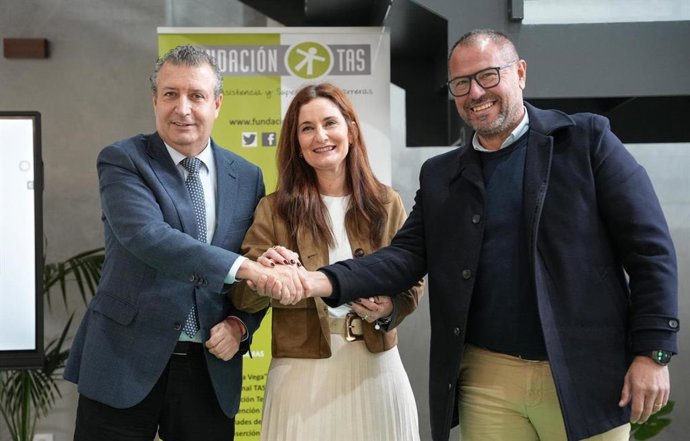 El presidente de la Diputación, con el alcalde de Brenes, en un acto de colaboración con la fundación TAS celebrado en el municipio sevillano.