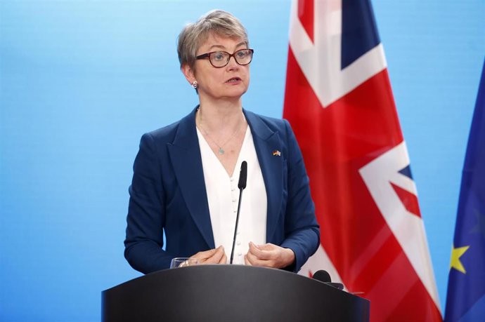 Archivo - La ministra de Exteriores de Reino Unido, Yvette Cooper, durante una rueda de prensa en Berlín en diciembre de 2025 (archivo)